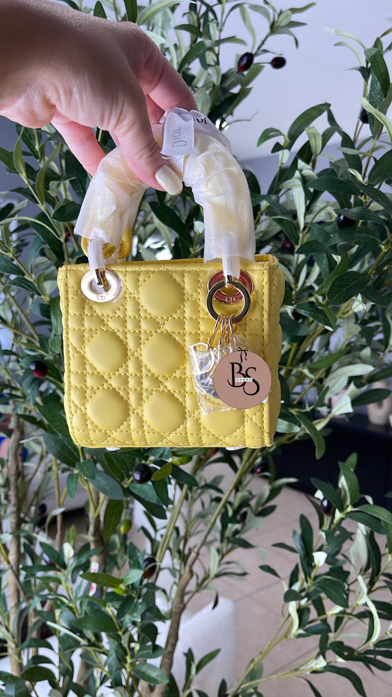 Lady D in yellow