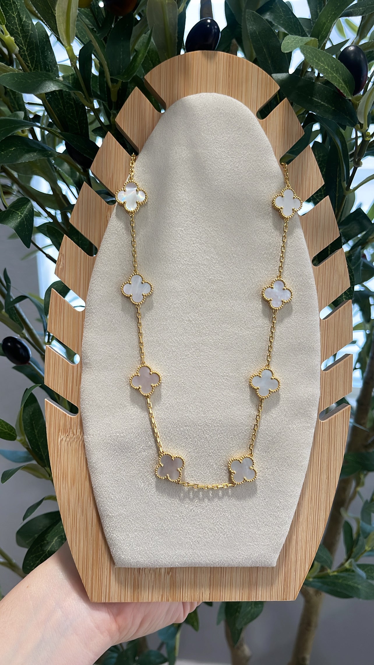 Van necklace