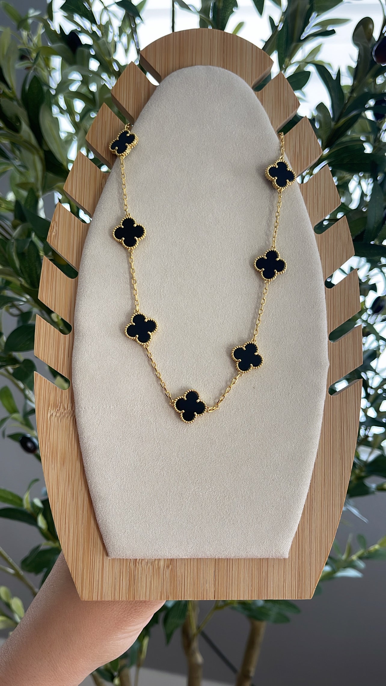 Van necklace