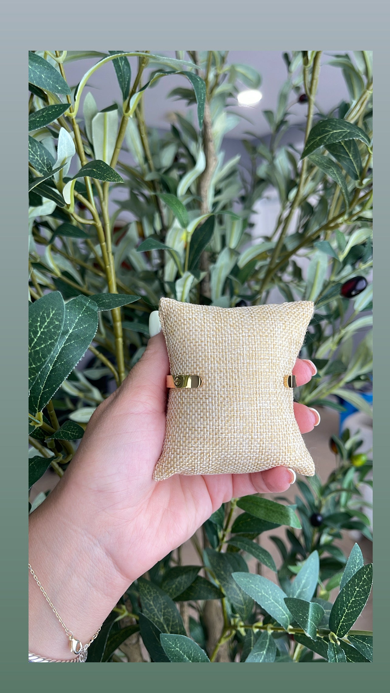 Carti open bangle