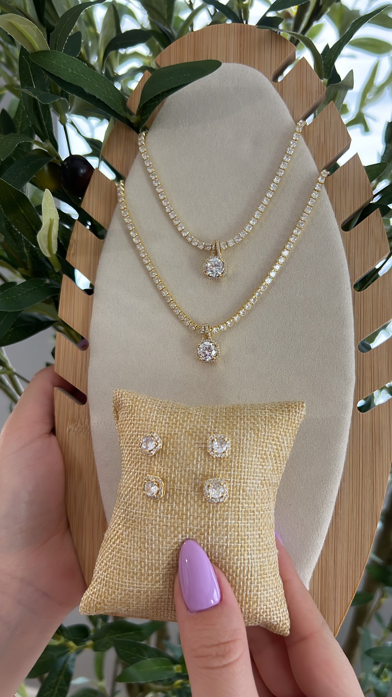 Elegant earring & necklace set