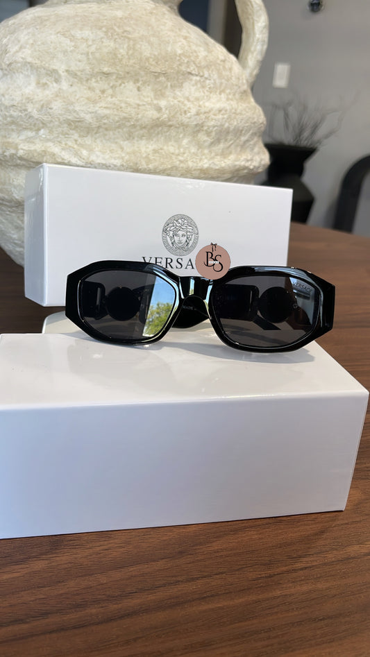 Versa sunglasses 🕶️