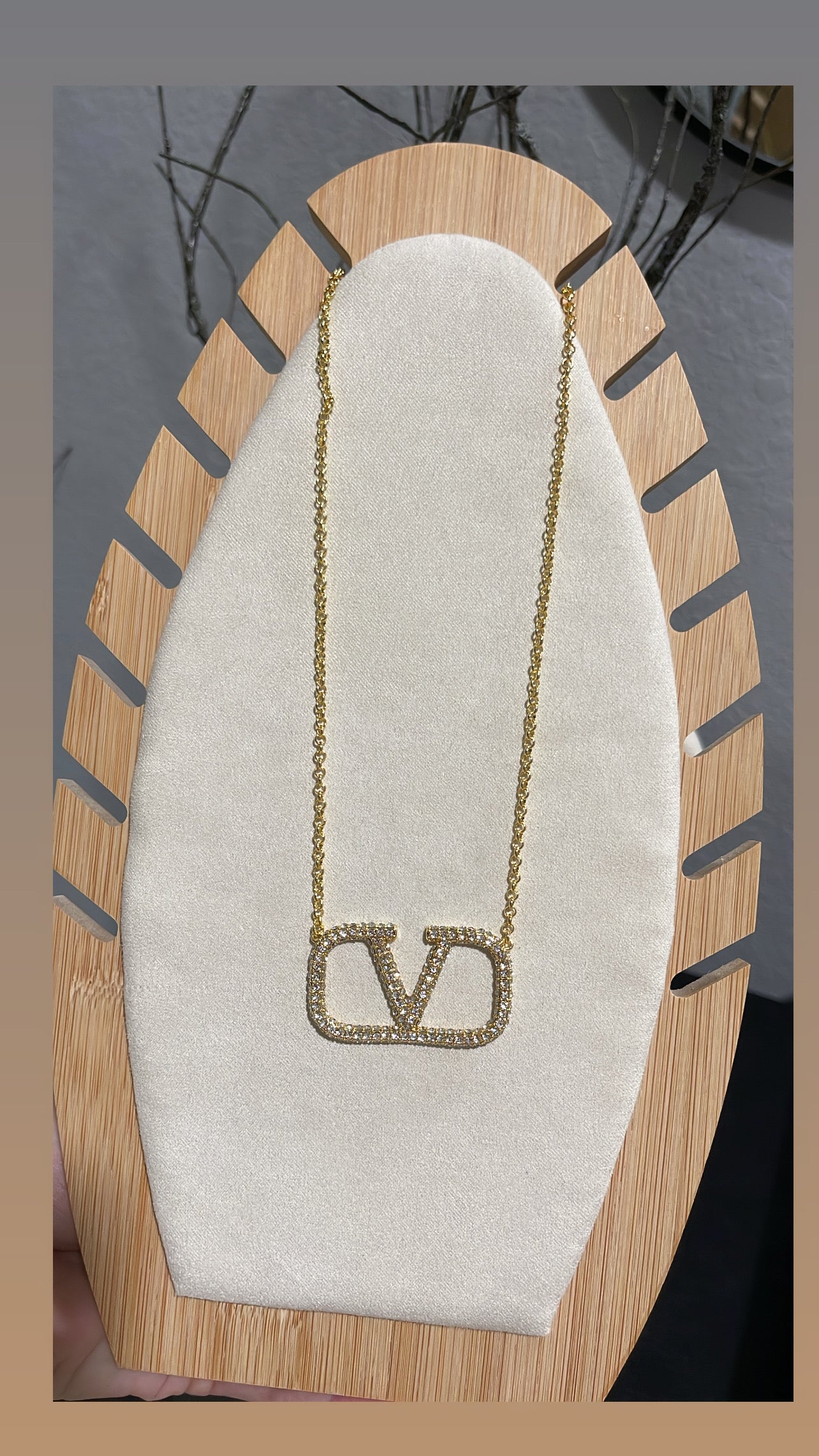 V Necklace ✨