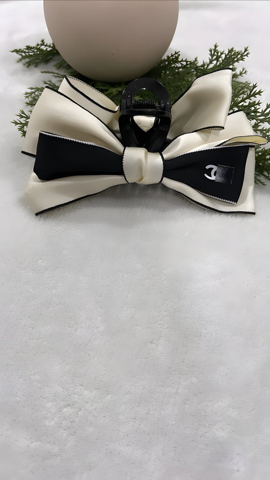 White/Black hair clip